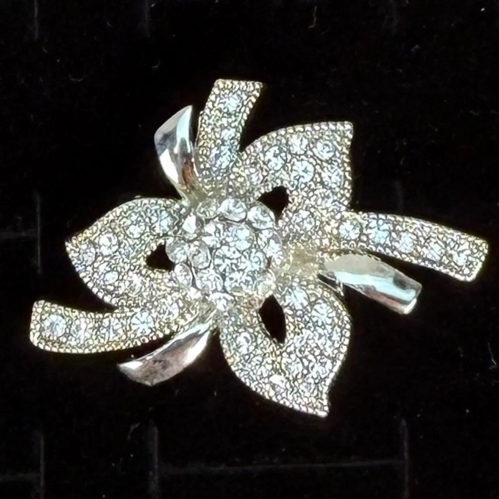 Elegant Silvertone bling Floral Brooch